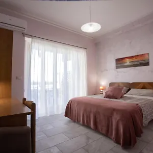 https://etna-sea-house.taorminaitalyhotels.com